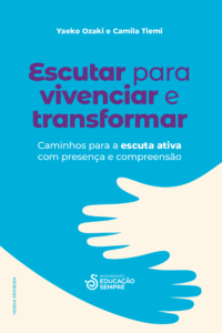 Capa do livro "Escutar para Vivenciar e Transformar", escrito por Yaeko Ozaki e Camila Tiemi, e que apresenta caminhos para a escuta ativa com presença e compreensão. Vê-se duas mãos entrelaçadas como que em um abraço. Abaixo o logo do Movimento Educação Sempre.